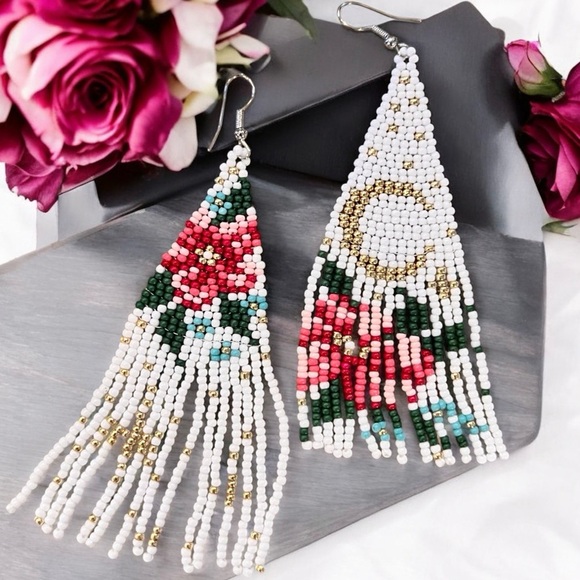 These beautiful feminine earrings feature a vibrant blend of colors - Picture 5 of 17